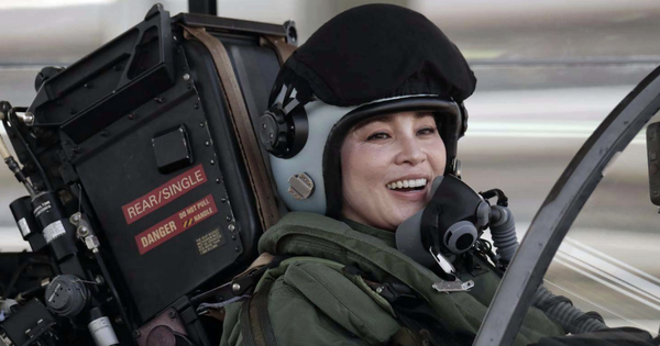 Video hoàng hậu Thái Lan lần đầu tự lái máy bay tiêm kích JAS 39C Gripen