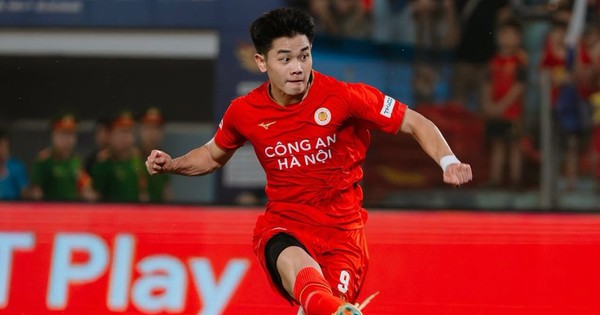 Đình Bắc chấn thương, phải nhờ nhân viên y tế dìu khỏi sân