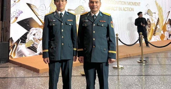 Đại tá, phi công cấp 1 Nguyễn Thế Dũng đứng cạnh Đại uý Đào Văn Bình: Cuộc gặp gỡ đáng giá!