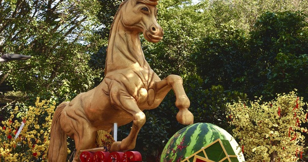 Nghệ nhân từng lập kỷ lục Việt Nam với 'rồng lu' tiếp tục ra mắt linh vật ngựa