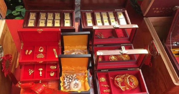 Lén lấy 2 cây vàng của vợ đi bán, người chồng gặp kết cục không ngờ: 1 câu nói của vợ khiến anh phải khóc!