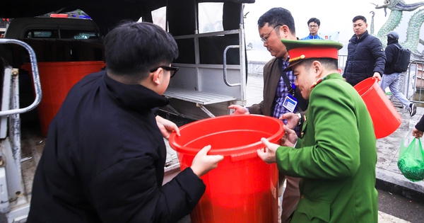 Công an dùng xe chuyên dụng chở cá chép giúp dân tiễn ông Công, ông Táo