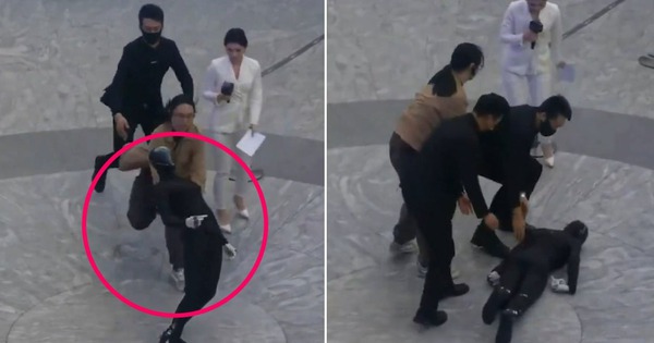 Robot hình người của Trung Quốc thực hiện cú vặn mình quái dị và ngã sấp mặt với tiếng động lớn trong buổi trình diễn