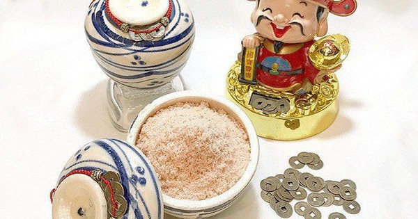 Nếu tiền trong nhà cứ "đội nón ra đi", hãy kiểm tra ngay vị trí hũ gạo và hũ muối trong bếp!