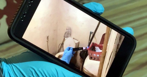 Mẹ gọi điện nhờ kiểm tra vì không liên lạc được với bố, con trai đi vào nhà tắm thì phát hiện 2 thi thể