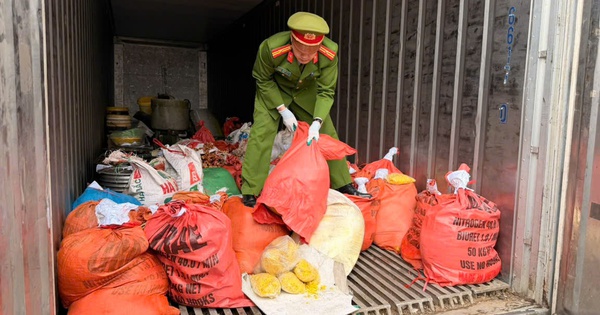 Khám xét, bắt giam chủ xưởng Nguyễn Văn Vinh 50 tuổi vì trộn chất gây ung thư vào 2 tấn thực phẩm