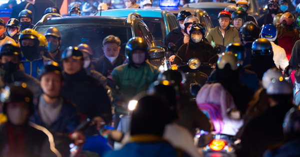 Hà Nội cận Tết: Mắc kẹt giữa dòng xe, một giờ đồng hồ vẫn chưa thoát nổi