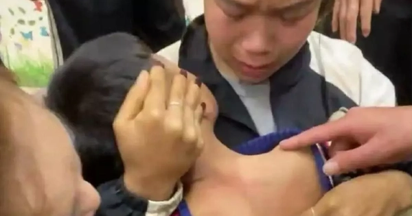 Học sinh lớp 1 bị khóa trong lớp nhiều giờ sau khi tan học