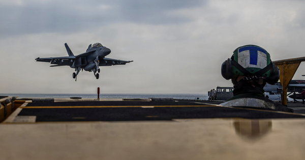 Ông Donald Trump nói về đội tàu sân bay thứ 2 đến Iran