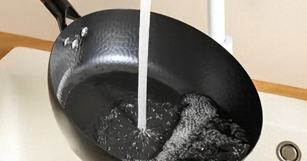 Tại sao không nên tráng chảo  bằng nước ngay sau khi nấu xong? Nghe đầu bếp giải thích, tôi mới giật mình vì bao năm làm sai