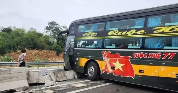 Khách hoảng loạn la hét khi xe mất lái, lao vào dải phân cách trên cao tốc