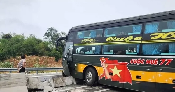 Khách hoảng loạn la hét khi xe mất lái, lao vào dải phân cách trên cao tốc