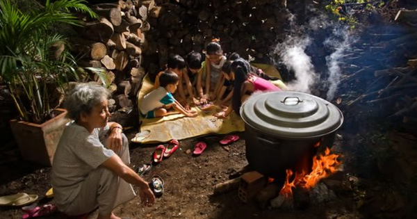 Nhận được cuộc gọi bất ngờ từ các con, bố mẹ ở nhà phải rút cả tiền dưỡng già để lo Tết