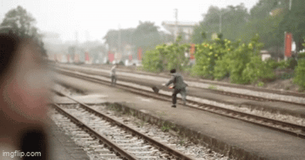 Phản ứng bất ngờ của người đàn ông khi lái tàu phanh khẩn cấp, cứu mạng mình trong tích tắc