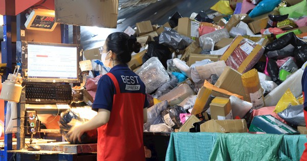 Bên trong một trung tâm giao nhận ngày giáp Tết: nhân viên "bơi" trong biển hàng hóa, băng chuyền phân loại tự động hàng hóa tốc độ 2 mili giây
