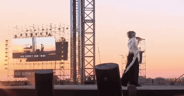 Ca sĩ mua 3 mảnh đất để tổ chức concert, sân khấu quốc gia bán sạch 100 nghìn vé trong một đêm