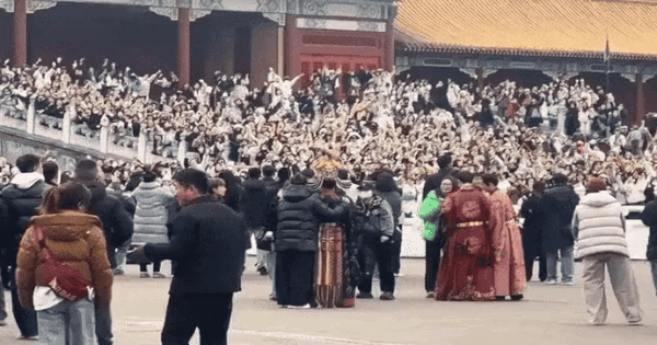 Chưa từng có ở showbiz: 20.000 người vây kín cung điện để gặp thảm họa cổ trang góc nào cũng xấu