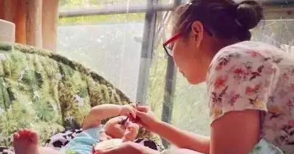 Cho con ăn xong quay lại thì mâm cơm đã hết sạch, mẹ bỉm sữa bật khóc: Chồng thản nhiên nói “Không biết nấu thêm à?”