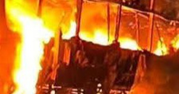 Xe khách cháy trơ khung trên quốc lộ 1 ở Đắk Lắk, giao thông ùn ứ kéo dài