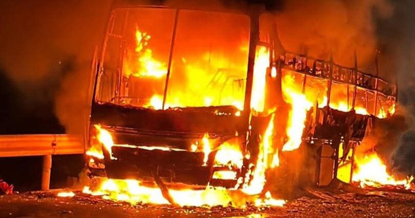 Xe khách cháy trơ khung trên quốc lộ 1 ở Đắk Lắk, giao thông ùn ứ kéo dài