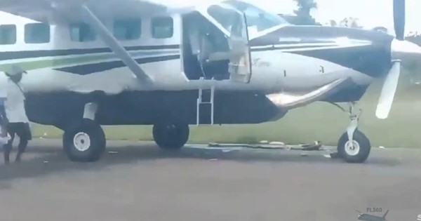 Thảm kịch Indonesia: Cơ trưởng và cơ phó bị hành quyết trên đường băng, hành khách hoảng loạn tháo chạy