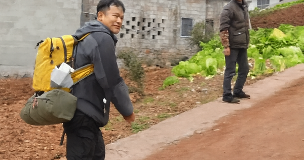 Chàng trai 9x đi bộ 1.400 km về quê đón Tết: 'Chân không còn là của mình' và cái kết làm cha già nức nở