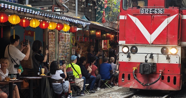 Phố cà phê đường tàu chật kín khách ngày giáp Tết, bất chấp cảnh báo an toàn