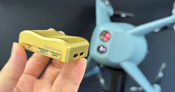 Hệ thống tự động lái nhỏ nhất thế giới biến UAV thành vũ khí thông minh