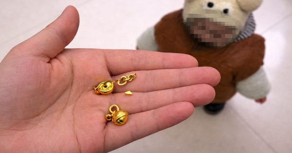 Nửa đêm nghe tiếng động lạ, mẹ hốt hoảng phát hiện con trai 1 tuổi đang nhai vàng