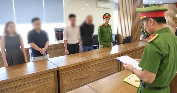 Câu kết 3 giám đốc để mua bán trái phép hóa đơn, cán bộ thuế bị bắt