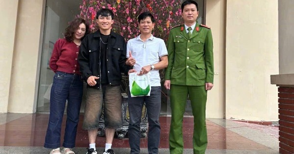 Vừa từ nước ngoài về, phát hiện tài khoản ngân hàng có 2 khoản tiền lạ lên tới 175 triệu đồng, người đàn ông vội đến công an trình báo