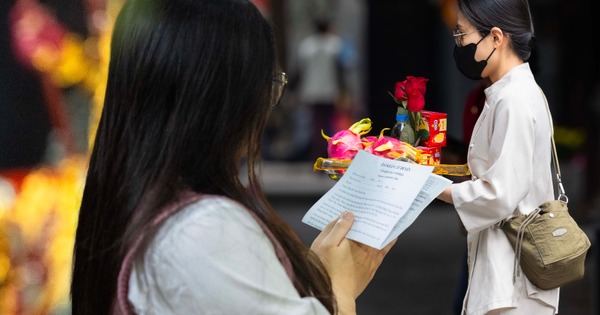 Một ngôi chùa ở Hà Nội đông nghẹt dịp Valentine, có người bay từ TP.HCM ra để xin "thoát ế"