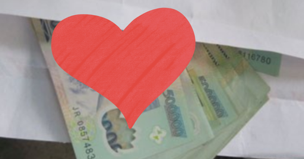 Mẹ kế đưa cho tôi chiếc phong bì chứa đầy tiền, nếu nhận thì tôi sợ mình sẽ rơi vào "bẫy"