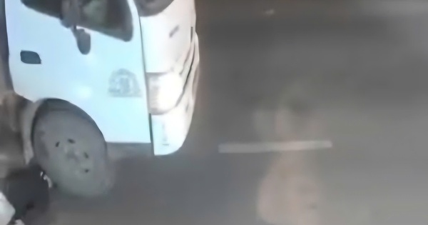 CLIP: Sau va chạm, xe tải cán nạn nhân tử vong trong lúc bỏ chạy