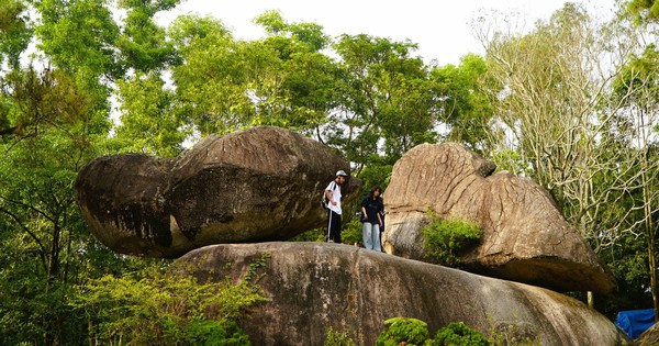 Câu chuyện ít người biết về hai tảng đá "khổng lồ" trên đỉnh núi ở Thanh Hóa