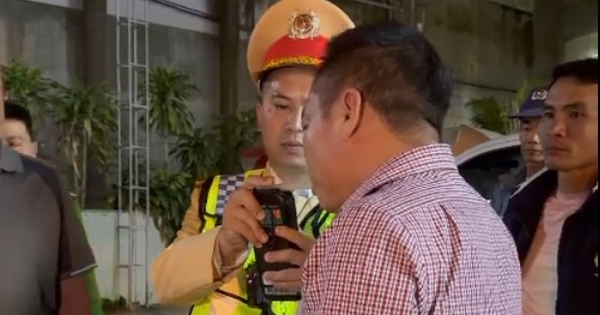 Vi phạm nồng độ cồn, tài xế ngồi trong xe hút thuốc, thách thức CSGT