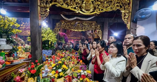 Người dân nườm nượp đến Phủ Tiên Hương cầu lộc