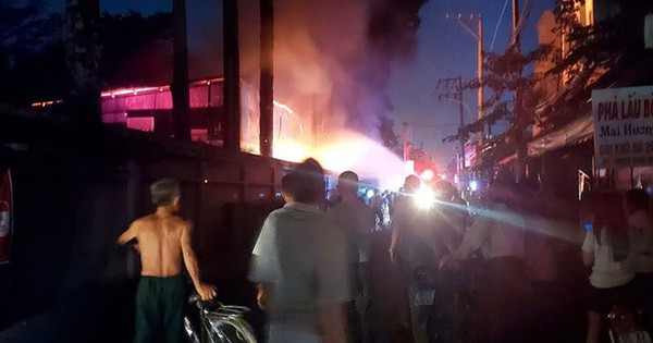 Khói lửa bốc cao từ nhà kho nhà thờ ở TPHCM