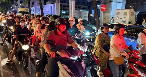 Đường phố trung tâm TPHCM "kẹt cứng" người tối mùng 2 Tết