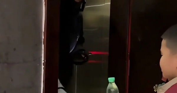 Dạy con tặng shipper chai nước nhưng hành động sau đó của người mẹ khiến dân mạng phải nói thẳng: "Tư duy quá nghèo nàn!"