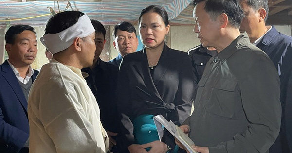 Phó Thủ tướng Trần Hồng Hà thăm hỏi gia đình các nạn nhân vụ chìm tàu chở khách trên hồ Thác Bà