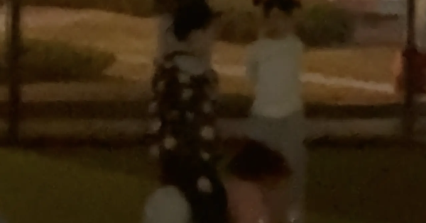 Bé gái 5 tuổi bị bạn lạ "cưỡi như ngựa" giữa sân chung cư