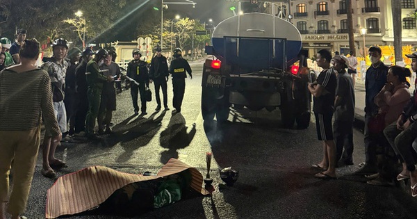 Tông vào xe bồn rửa đường, nam thanh niên mặc áo Grap tử vong