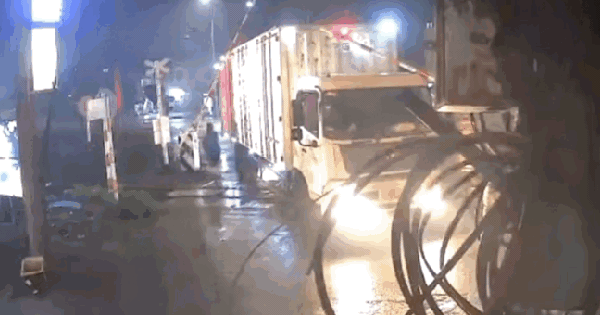 Video: Cú va chạm kinh hoàng với tàu hoả, tài xế xe tải tử vong tại chỗ