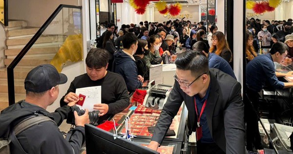 Giá vàng hôm nay 26/2 tăng rất mạnh, dòng người xếp hàng kỷ lục!