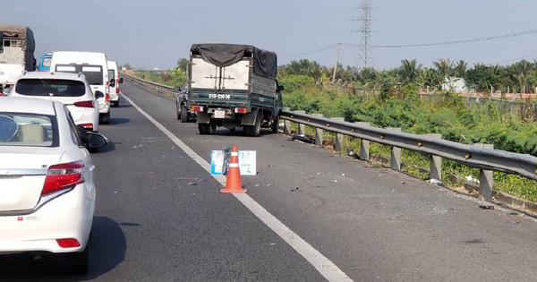 Các trường hợp nào được đỗ xe trên cao tốc, đặt cảnh báo sao cho đúng? Cục CSGT giải đáp