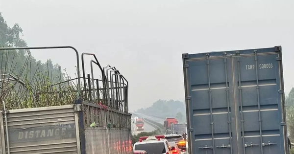 Lật xe đầu kéo trên cao tốc Nội Bài – Lào Cai, giao thông ùn tắc cục bộ