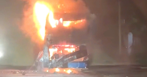 Xe khách biển số TP HCM chở 9 người bốc cháy ngùn ngụt trên đường tránh