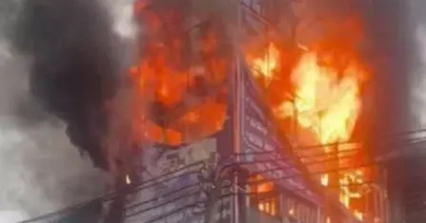 Hà Nội: Biển quảng cáo cháy ngùn ngụt ở nhà dân trên đường Trần Cung