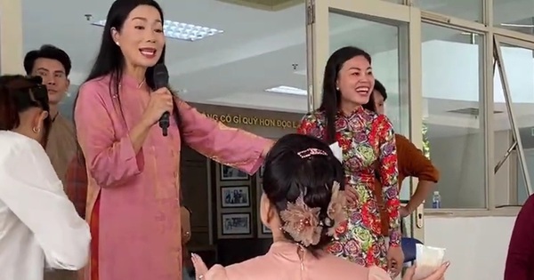 NSND Trịnh Kim Chi Chỉ Đạo Trao Quà Tết Cho Nghệ Sĩ Nghèo TP.HCM